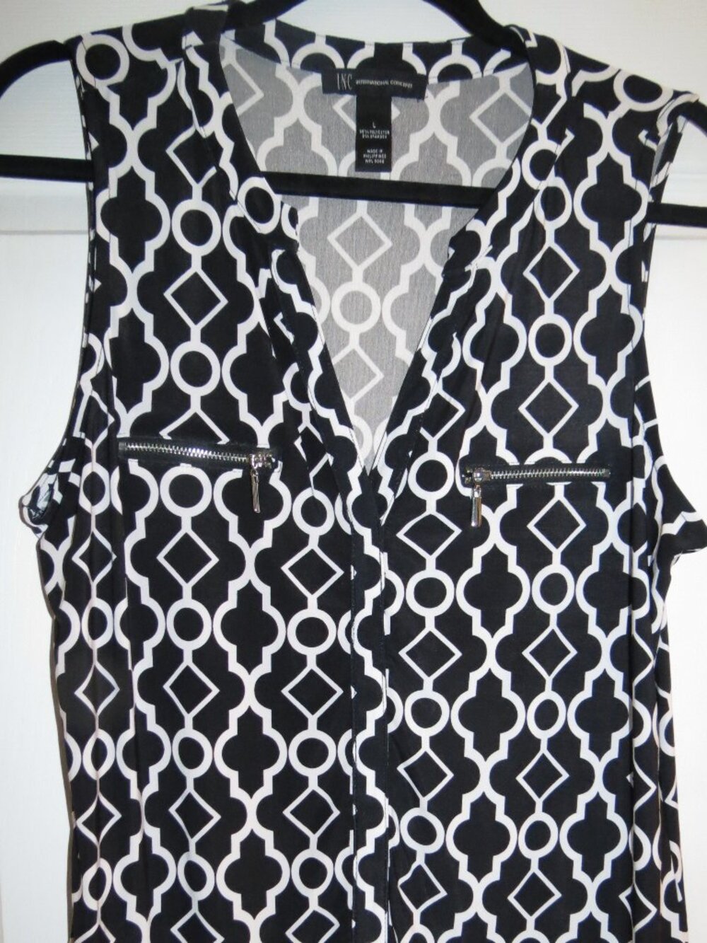 NWOT INC Women's Size Large L Black White Geometric VNeck Sleeveless Blouse Top